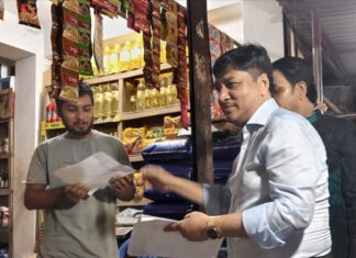 টঙ্গী ৪৩ নং ওয়ার্ডে সুমন সরকারের নেতৃত্বে বিএনপির লিফলেট বিতরণ ও গণসংযোগ